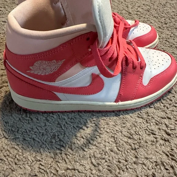 Woman’s Jordan’s Size 9 - Picture 2 of 5